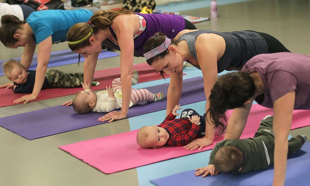 mom an baby exercise class